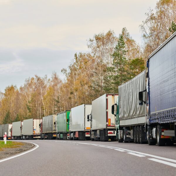 Ciężarówki uwięzione na Białorusi odzyskają Polskę i Litwę.