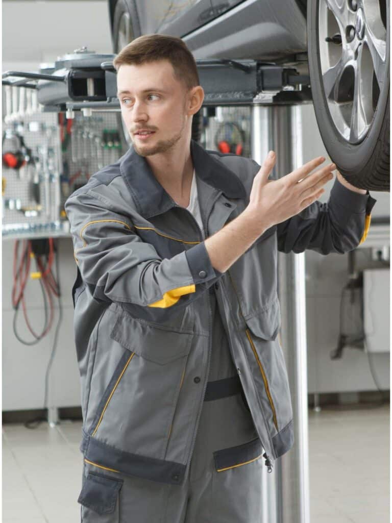 Wybór odzieży ochronnej: Na co zwrócić uwagę, aby zadbać o BHP?