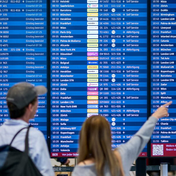 NEWS FIN 15 Podwyżki cen biletów lotniczych w wyniku zawieszenia lotów przez Emirates, Qatar Airways…