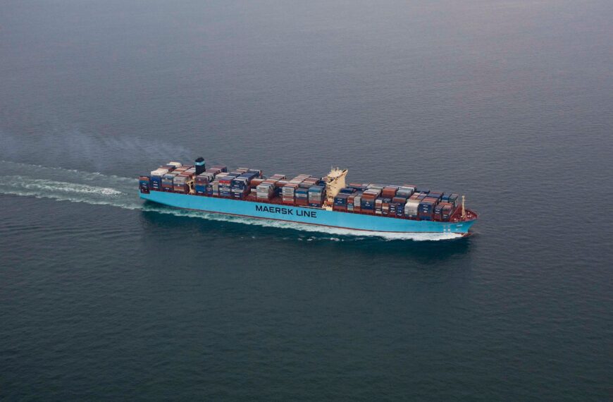 Maersk wstrzymuje transport kontenerów na Środkowy Wschód.