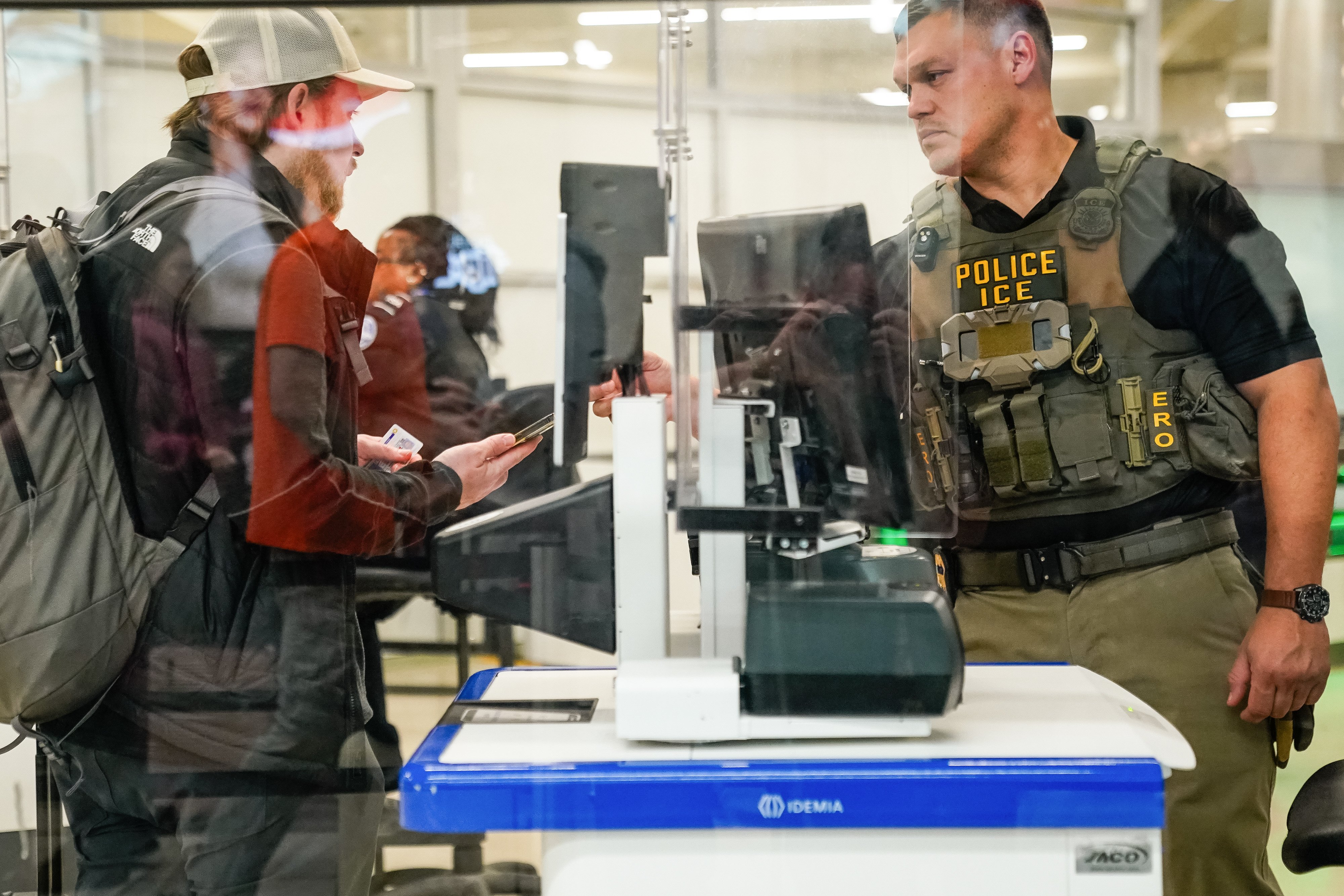 Trump przywrócił wypłaty, lecz zamieszanie nie ustaje. Amerykańskie porty lotnicze nadal sparaliżowane. 2