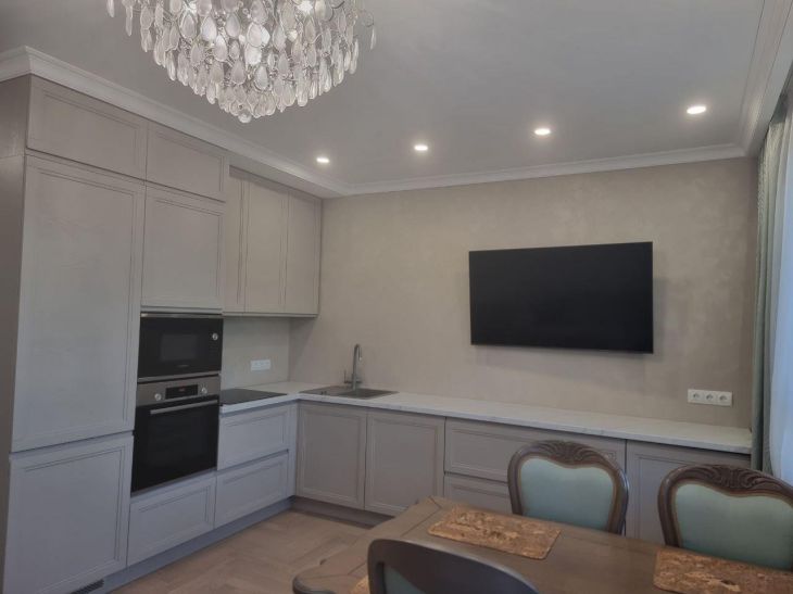 Jak podzielić kuchnię na strefy: jeden trik oświetleniowy