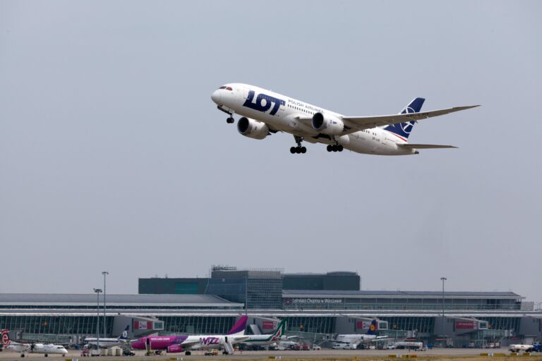 LOT i Lufthansa zyskują na perturbacjach w rejonie Zatoki Perskiej. Bilety lotnicze do Azji w górę.