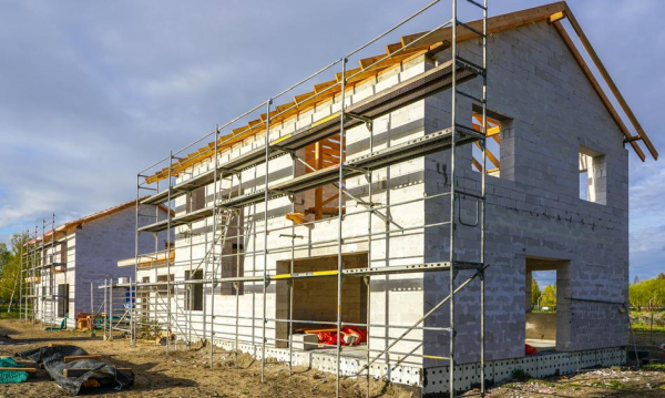 NEWS FIN 22 Koszt budowy domu? Wydatki na pracę i surowce.
