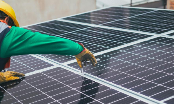 NEWS FIN 44 Fotowoltaika: Rząd inwestuje miliard w akumulatory domowe.