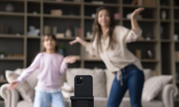 NEWS FIN 49 Polubienia ponad honor? Ciemna strona sławy online najmłodszych