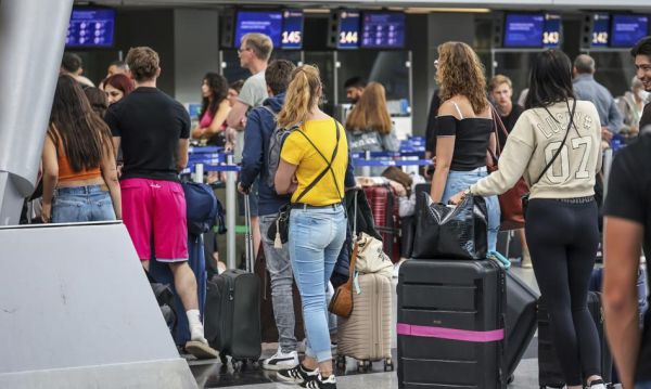 Gwałtowne odwołania rejsów i awaryjne czartery. Turystyka w obliczu kryzysu.