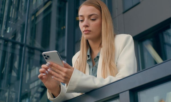 Kobiety w pracy: mniejsze zatrudnienie, gorsze zarobki i bariery kariery.