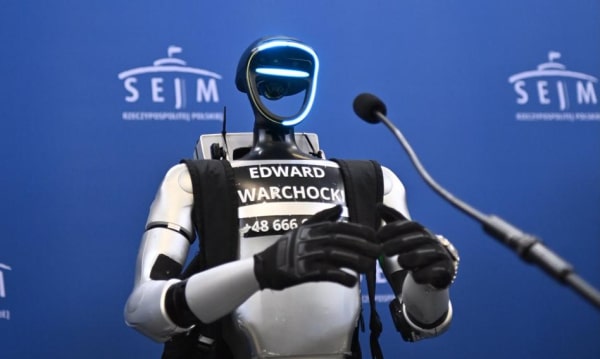 NEWS FIN 39 Człekokształtny robot w polskim parlamencie. Ma na imię Edward Warchocki…