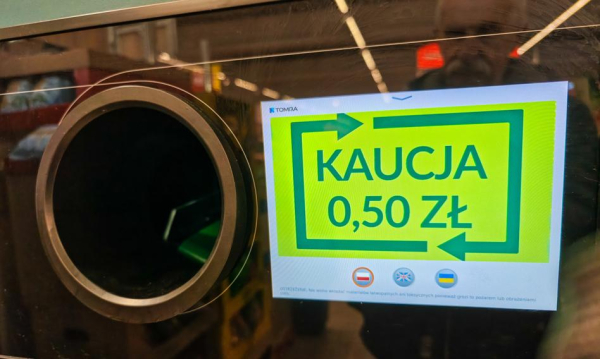 Kaucja za butelki. Kolejka zbieraczy blokuje automaty.
