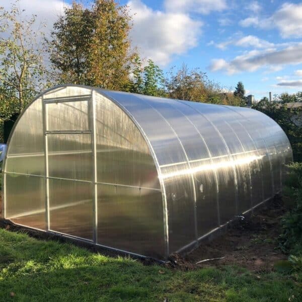 Szklarnia łukowa czy poliwęglanowa? Zalety i różnice, które musisz znać