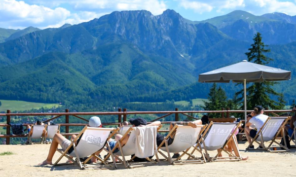 NEWS FIN 13 Urlopowicze szukają stabilizacji. Polska letnim przebojem.