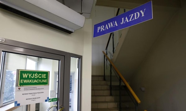 Urzędnicy w Polsce korzystają z AI. Koniec z rutyną i stosem dokumentów?