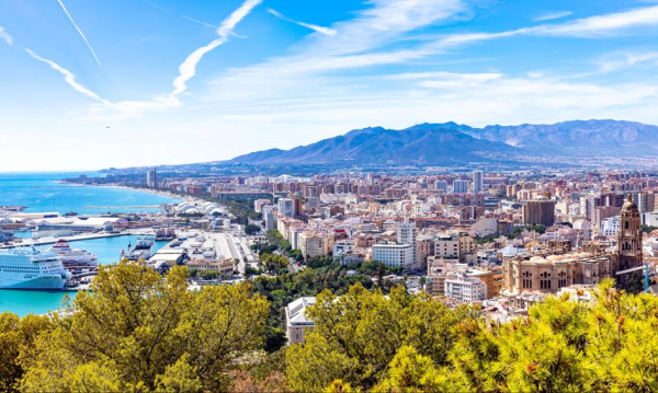 Letni przełom. Hiszpania oczekuje napływu turystów.