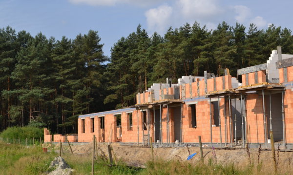 Budowniczym zaciska się gardło. Czy to kres mieszkań-wydmuszek?