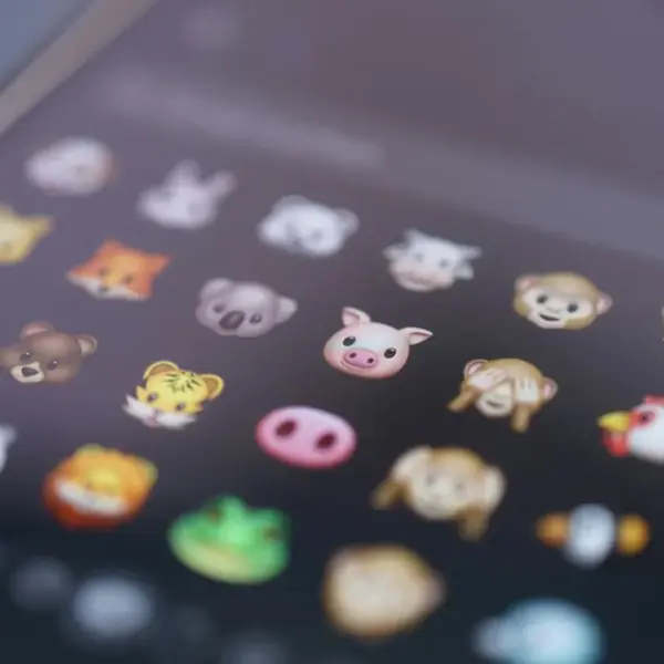 Dlaczego naukowcy odradzają zabawę emotikonami w pracy i jak kropka&hellip;