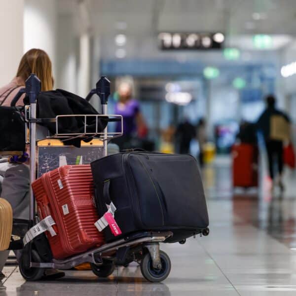 Koszty paliwa lotniczego wysokie, lecz nie wszystkie ceny biletów rosną.