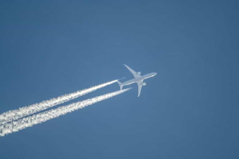Niedobory paliwa na europejskich lotniskach. Włochy wprowadzają limity, ryzyko dotyka Francję i Heathrow.