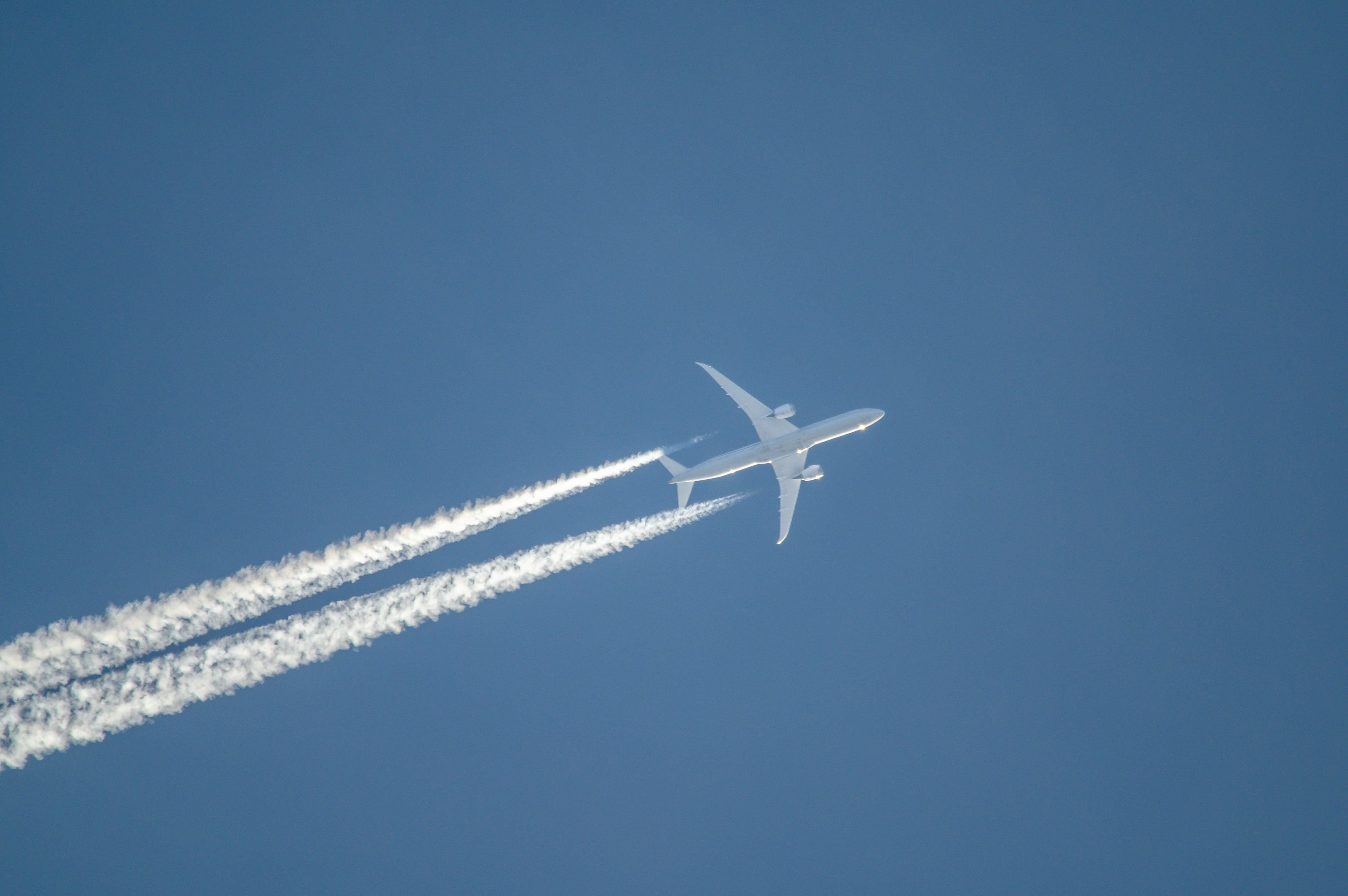 Niedobory paliwa na europejskich lotniskach. Włochy wprowadzają limity, ryzyko dotyka Francję i Heathrow. 2