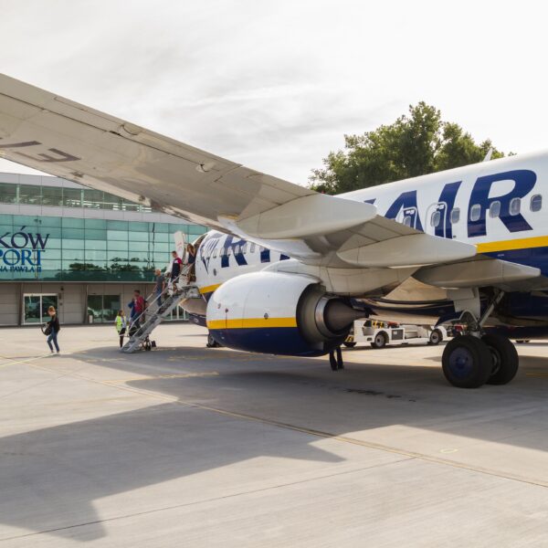 Kosztowne paliwo lotnicze, lecz nie każda cena biletu wzrasta.