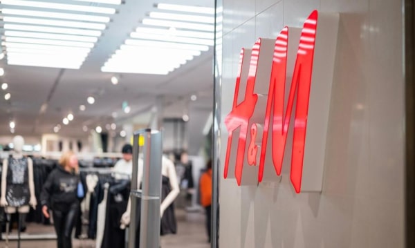 Kolos odzieżowy H&M zredukuje liczbę sklepów o 160. Sztandarowe lokale znikną z powodu braku rentowności.