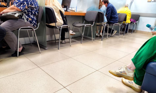 Bankowa kasjerka obwiniona o kradzież wpłat klientów.