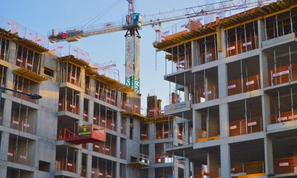 Mieszkania droższe o tysiąc złotych na metrze. Nowe przepisy uderzyły w deweloperów