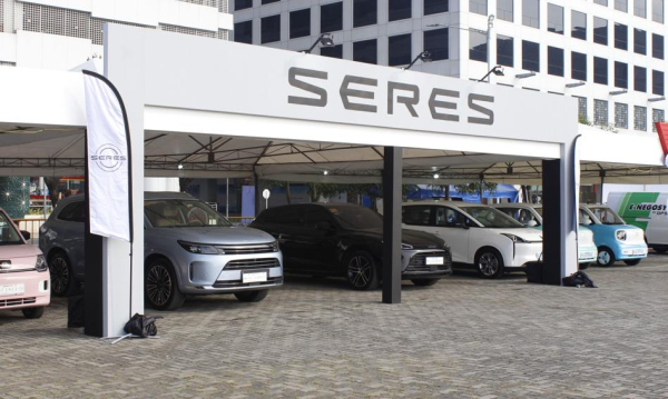 Seres, twórca aut na prąd, patentuje ubikację wbudowaną w siedzenie.