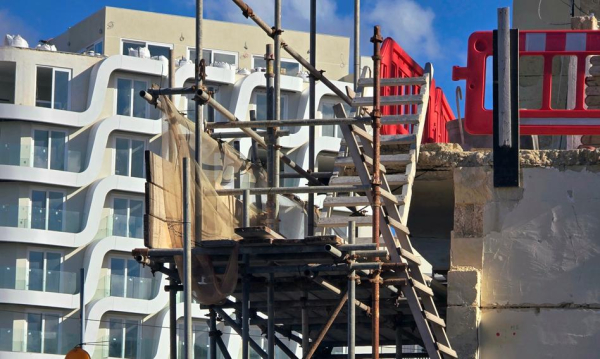 Więcej autoryzacji niż wyburzeń, mimo wzrostu nielegalnych konstrukcji.