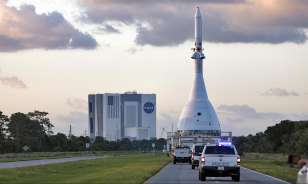 Załogowa kapsuła Orion, część misji Artemis II, w drodze na Srebrny Glob. Załogowa kapsuła Orion, część misji Artemis II, w drodze na Srebrny Glob.