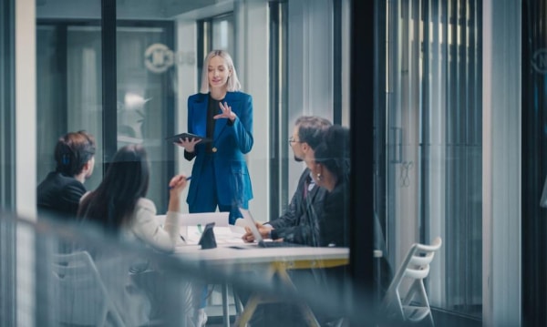 Kadra zarządzająca patrzy na dochody każdego dnia, a na samopoczucie ekipy raz do roku. Powinno być inaczej.