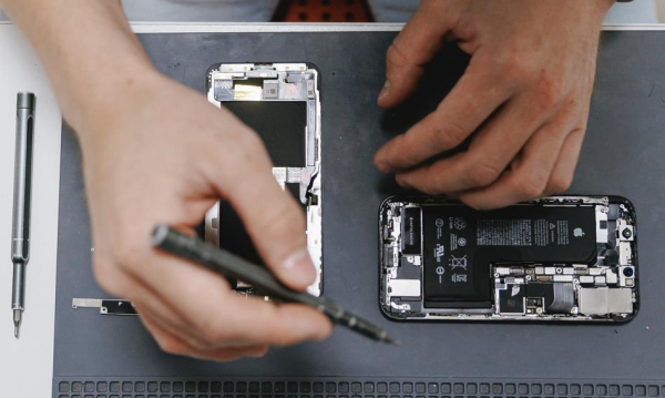 Batalia o akumulatory. Unia Europejska atakuje „tymczasowe” sprzęty i ostrzega korporacje.