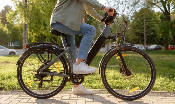 Kraksa e-roweru z e-hulajnogą. Kiedy brak wypłaty z ubezpieczenia?