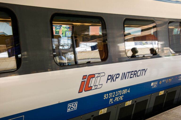 Kolejowe zaległości. Co trzeci skład PKP Intercity nie dociera zgodnie z rozkładem Kolejowe zaległości. Co trzeci skład PKP Intercity nie dociera zgodnie z rozkładem