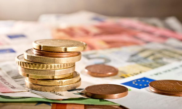 EBC niedługo podniesie oprocentowanie. Kurs euro dotknął wiosennych dołków