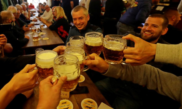 Śladami Kafki i Browna zamiast piwa. Praga zrywa z wizerunkiem taniego miejsca imprez w Europie. 2 Śladami Kafki i Dana Browna zamiast browara. Praga kończy z "tanią imprezownią Europy"