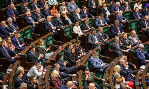 Posłowie mieli do wydania 128 mln zł. W sprawozdaniach są iPhone’y, kwiaty i ekspresy