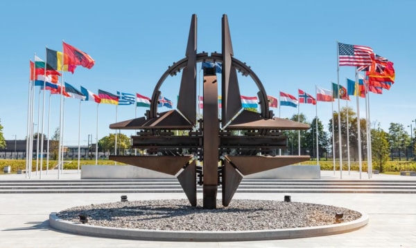 NATO „współpracuje, by zrozumieć” decyzję USA. Tusk ostrzega przed rozpadem