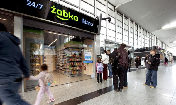 Żabka pionierem w Polsce. Sieć uruchamia sklep samoobsługowy na lotnisku.