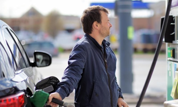 Odzież stanieje, kieszenie odetchną. Benzyna tańsza o 30 groszy już od następnego tygodnia.