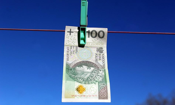 Zmierzch walizek pełnych pieniędzy. Unijny limit dla gotówki coraz bliżej. Co warto wiedzieć?