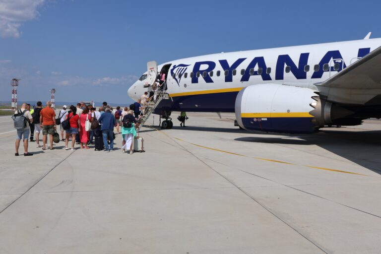 Dochodzenie w sprawie Ryanair. Rodzice ponoszą dodatkowe koszty za miejsca obok własnych dzieci Dochodzenie w sprawie Ryanair. Rodzice ponoszą dodatkowe koszty za miejsca obok własnych dzieci