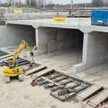 GDDKiA rozpoczęła przeciskanie betonowego prostopadłościanu ważącego ponad 5,5 tys. ton pod torami kolejow