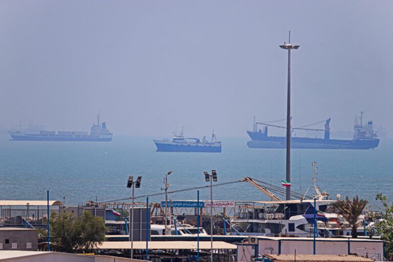 Przełom na ważnym szlaku światowym. Ruch przez Ormuz wznowiony po porozumieniu z Iranem Przełom na ważnym szlaku światowym. Ruch przez Ormuz wznowiony po porozumieniu z Iranem