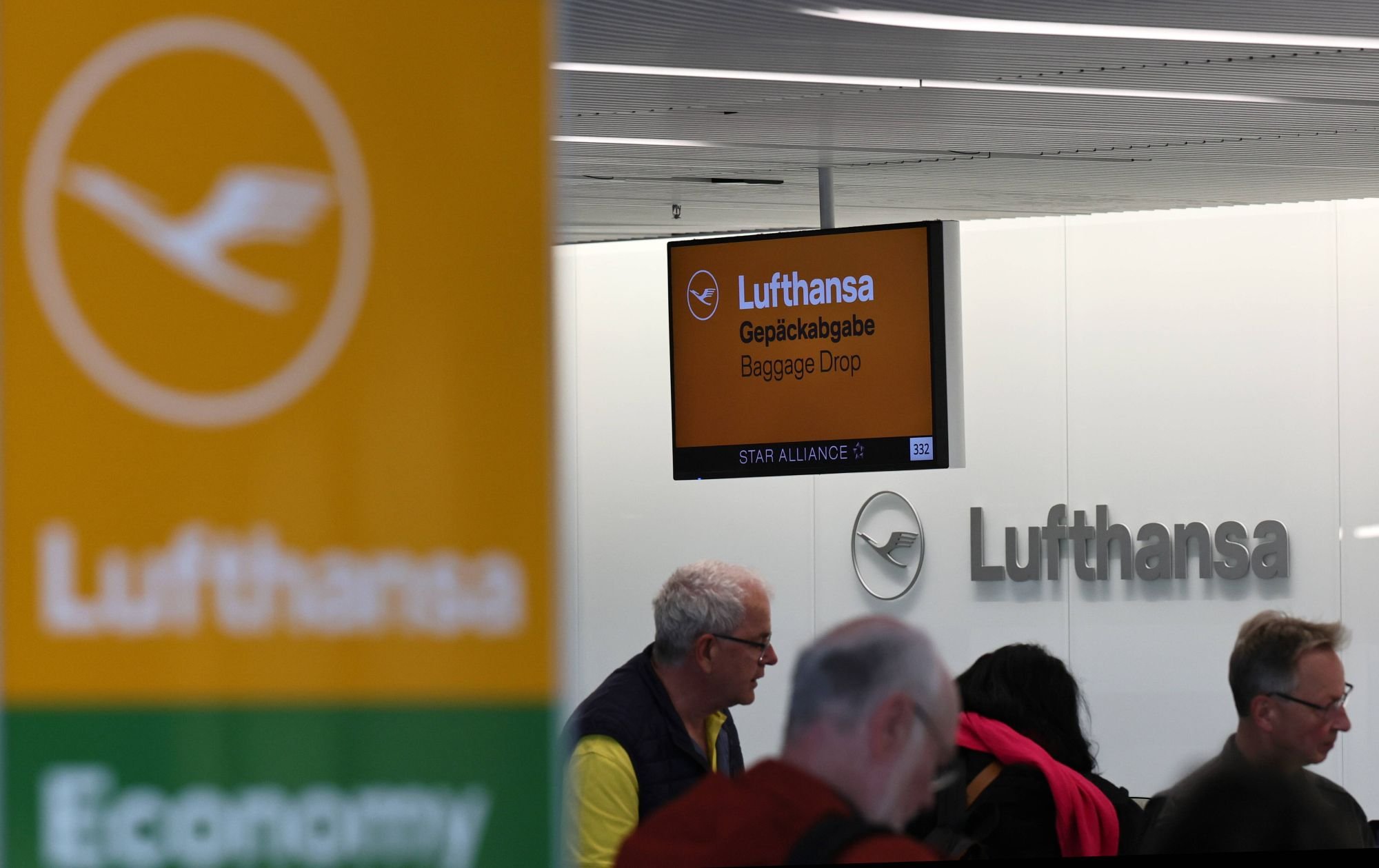 Linie lotnicze poszukują dodatkowych źródeł dochodu. Ograniczenie udogodnień i podniesienie cen usług. 8