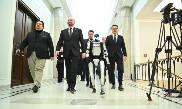 Robot z Chin w polskim parlamencie. Specjaliści alarmują: maszyna przekazuje poufne informacje