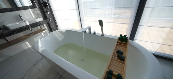 Książulo z Hotelu Gołębiewski w Pobierowie wyjechał po mniej niż 24 godzinach. 5 tysięcy złotych za zepsutą klimatyzację i wodę o żółtym zabarwieniu. 8