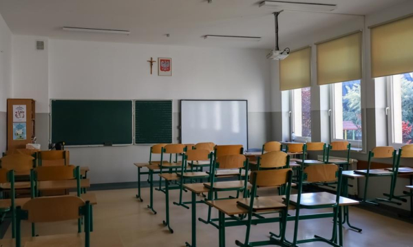 Plaga pustych ławek w czerwcu. Szkoły przegrywają z tanimi ofertami biur podróży