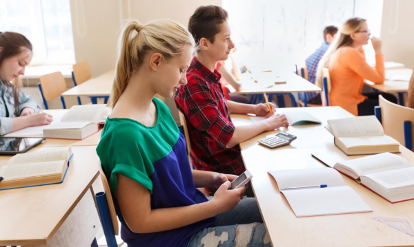 NEWS FIN 41 Zmniejszenie korzystania z telefonów komórkowych w placówkach edukacyjnych zaowocowało lepszym…