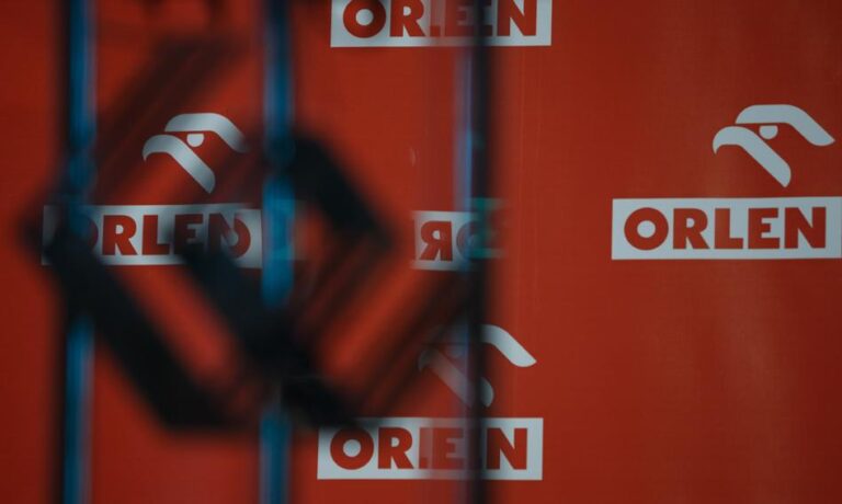 Orlen i banki pociągnęły WIG20 w dół. Gęstnieje atmosfera wokół polskiego czempiona, a kurs coraz niżej